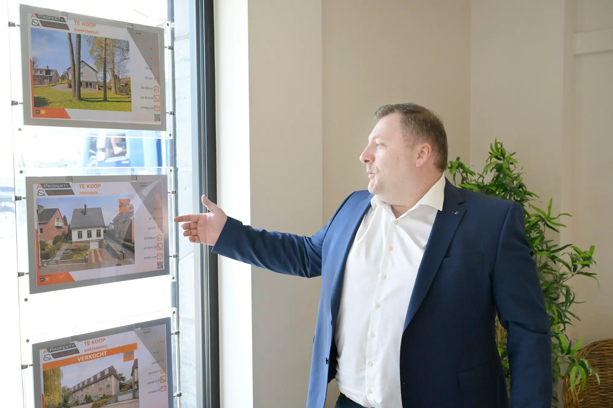 Commercial premises keys in an Australian small business setting